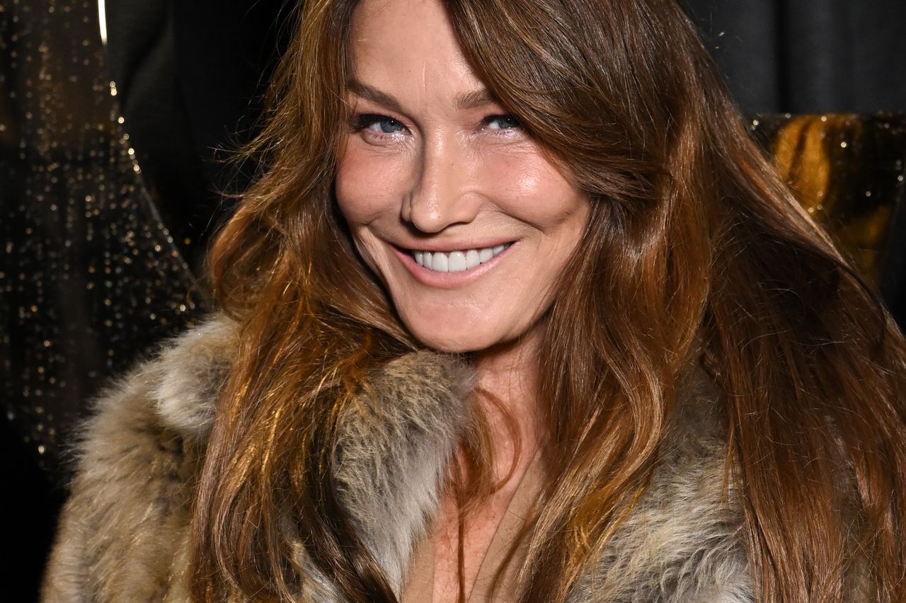 Carla Bruni na pokazie mody. Show skradły koronkowe rajstopy