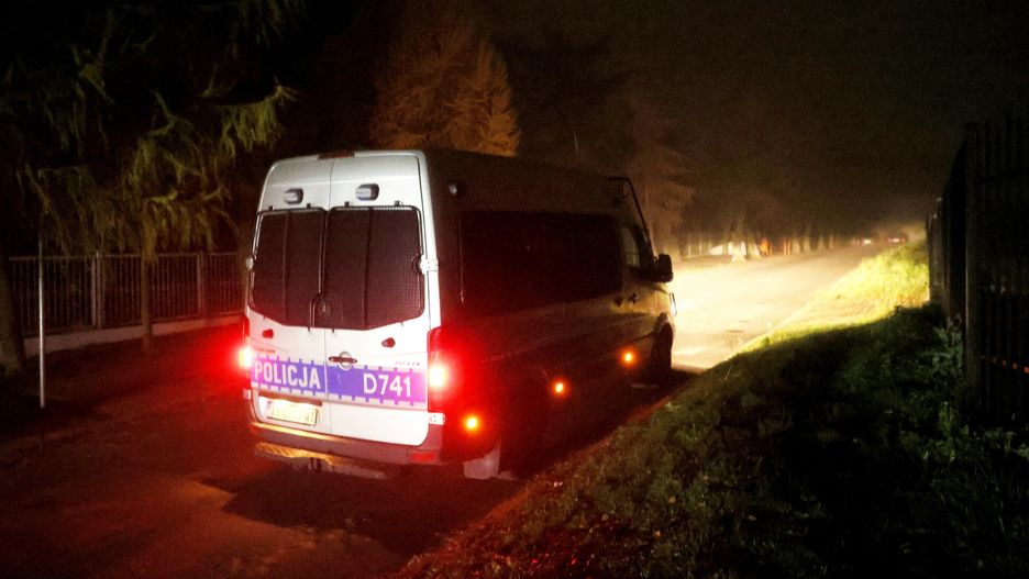 Eksplozja w PrzewodowieFot. Pawel Wodzynski/East News, Przewodow (woj. lubelskie), Noc z 15.11. na 16.11.2022. We wtorek po poludniu doszlo do wybuchu w Przewodowie w powiecie hrubieszowskim przy granicy z Ukraina. Zginely dwie osoby. Wg. wstepnych informacji wybuch spowodowany by? przez rakiete prawdopodobnie rosyjskiej produkcji, nie jest wykluczone jednak, ze pocisk zostal wystrzelony przez Ukraincow jako element obrony przeciwrakietowej. 
Rosjanie podczas zmasowanego uderzenia na Ukraine wystrzelili lacznie oko?o 100 rakiet.
N/z policji w miejscowosci PrzewodowPawel Wodzynski