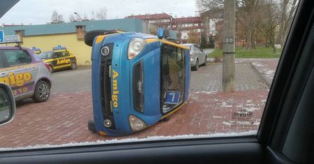 Nieznani sprawcy przewrócili auto nauki jazdy na bok [zdjęcia]