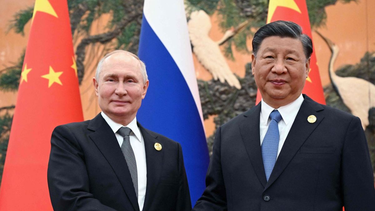 Putin na Trzecim Forum Pasa i SzlakuThis pool photograph distributed by Russian state owned agency Sputnik shows Russia's President Vladimir Putin and Chinese President Xi Jinping shaking hands during a meeting in Beijing on October 18, 2023. (Photo by Sergei GUNEYEV / POOL / AFP)SERGEI GUNEYEV