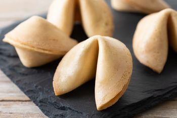 Jak zrobić ciasteczka z wróżbą? Z tego przepisu wychodzą za każdym razem