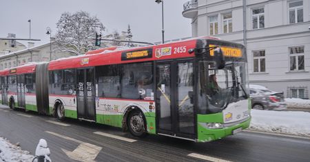 Ciasno w autobusach? Od stycznia będzie jeszcze tłoczniej. ZTM ma problem ze znalezieniem przewoźnika