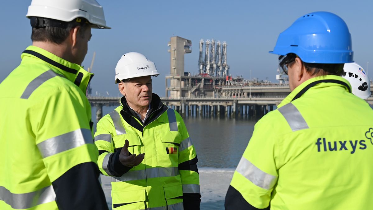 Kanclerz Niemiec Olaf Scholz w trakcie wizytacji terminala gazowego Fluxys SA 