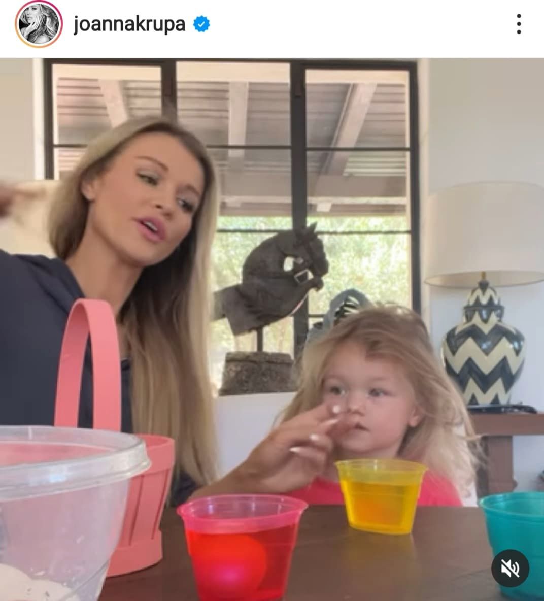 Joanna Krupa i Asha farbują jajka