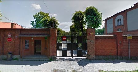 Świdnica. Uciekali z poprawczaka. Jeden z nich utknął na ogrodzeniu