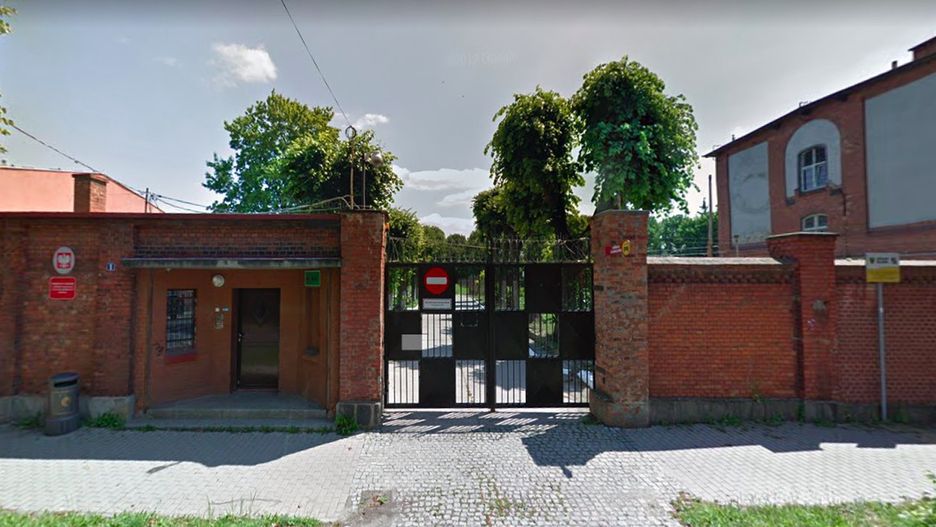 Świdnica. Uciekali z poprawczaka. Jeden z nich utknął na ogrodzeniu