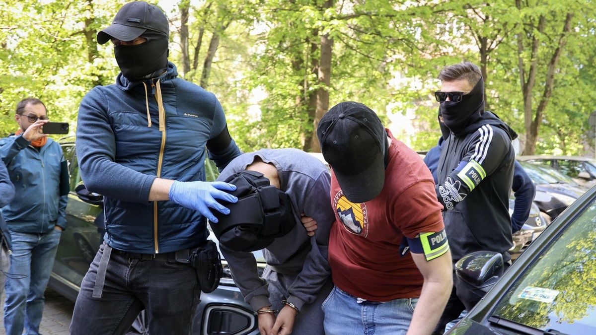 Nożownik doprowadzony do prokuratury.