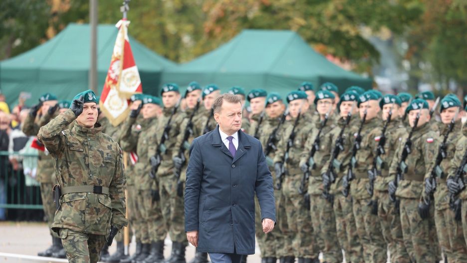 Przysi?ga ?o?nierzy dobrowolnej zasadniczej s?u?by wojskowej
Fot. Piotr Molecki/East News, Warszawa, 02.10.2022. Wojskowa Akademia Techniczna. Uroczysta przysiega zolnierzy dobrowolnej zasadniczej sluzby wojskowej przyjetych na studia w czterech uczelniach wojskowych. Przysiege zlozylo blisko 1500 zolnierzy dobrowolnej zasadniczej sluzby wojskowej rozpoczynajacych studia w Wojskowej Akademii Technicznej, Akademii Wojsk Ladowych, Lotniczej Akademii Wojskowej i Akademii Marynarki Wojennej. 
N/z: minister obrony narodowej Mariusz Blaszczak
Piotr Molecki