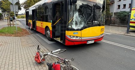 Warszawa: Poważne potrącenie rowerzysty przez autobus na Targówku