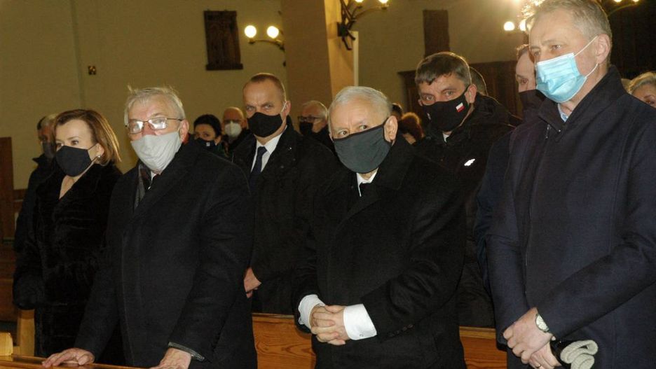 Na mszy świętej obok prezesa PiS stali politycy jego partii