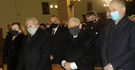 Jarosław Kaczyński na mszy. Sanepid pyta proboszcza o polityków PiS