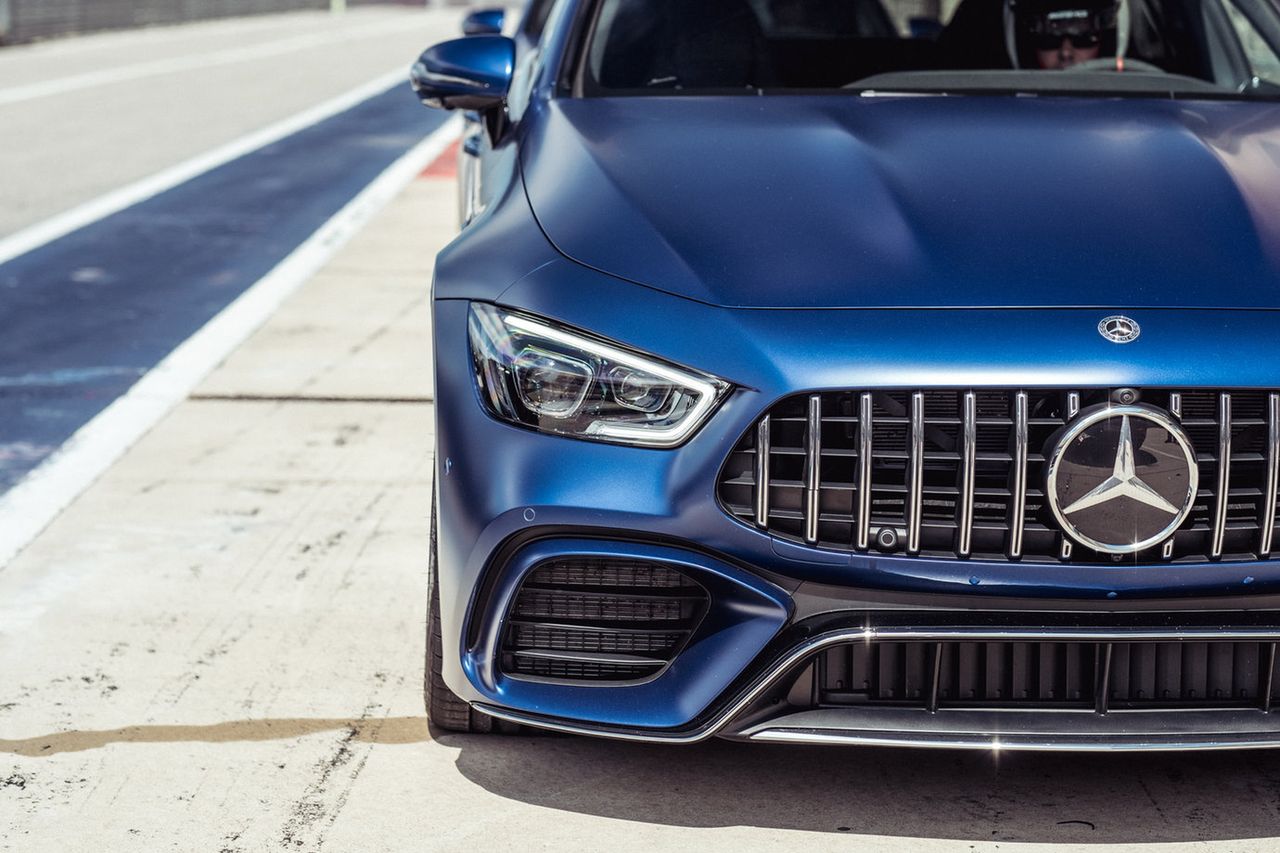 Ogromne spadki sprzedaży aut. Kryzys omija jednak auta luksusowe