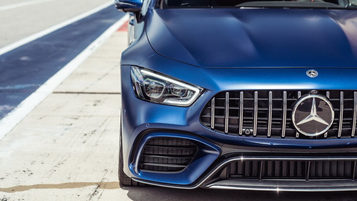 Mercedes-AMG GT 4door radzi sobie doskonale - tylko połowa klientów zdecydowała się na przesunięcie jego zakupu z racji pandemii.