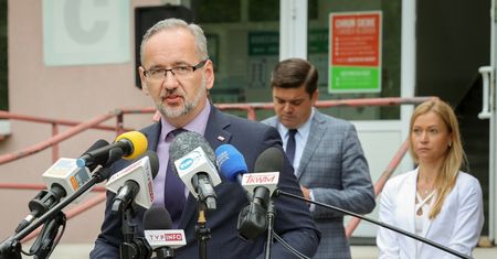 Koronawirus. Co dalej z maseczkami? Niedzielski: Mogą zostać z nami na dłużej