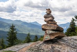 Co oznaczają stosy kamieni na szlaku? Nie powinno się ich budować