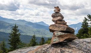 Co oznaczają stosy kamieni na szlaku?