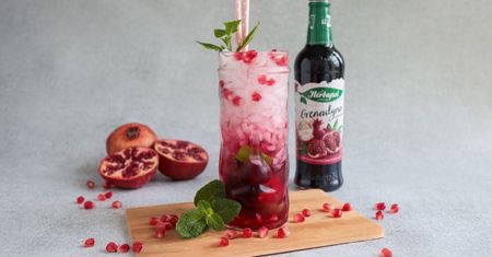 4 pomysły na koktajle z Grenadyną Herbapolu – idealne na każdą okazję. Moc koloru, moc smaku!
