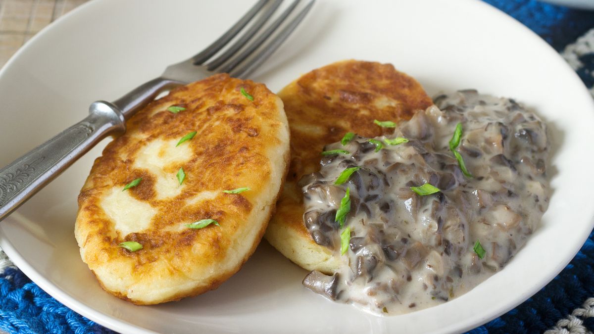 Kotlety ziemniaczane z sosem pieczarkowym