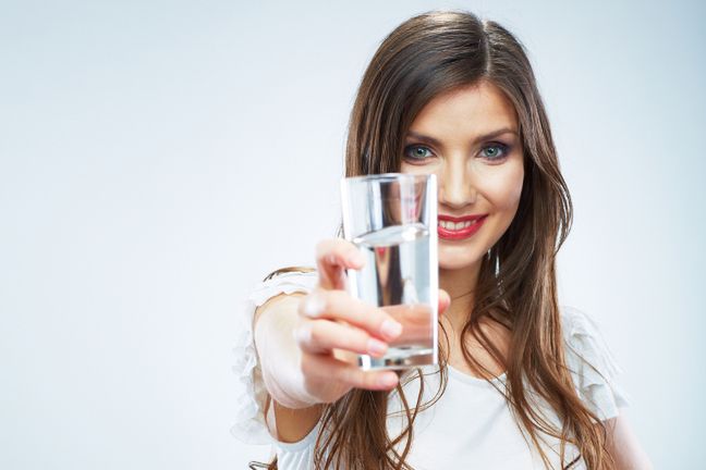 Dobrym sposobem na ból głowy może okazać się szklanka wody