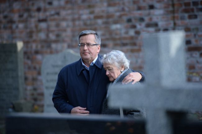 Prezydent Komorowski odwiedza rodzinne groby