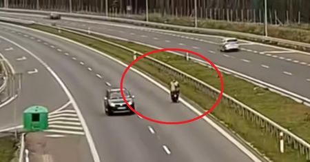 Jechał pod prąd na S3. Nagrali kierującego skuterem