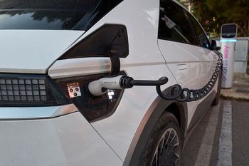 Zakaz kupowania aut spalinowych od 2030 roku dla firm. Branża ostrzega