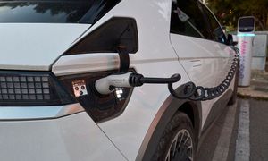 Zakaz kupowania aut spalinowych od 2030 roku dla firm. Branża ostrzega