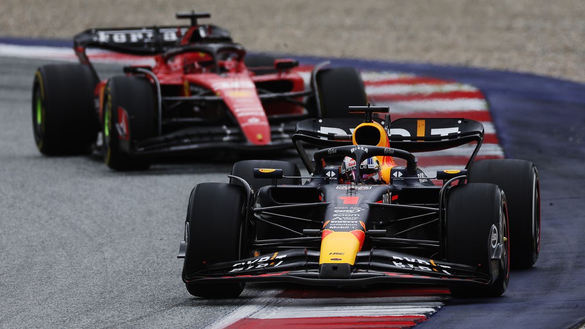 Materiały prasowe / Red Bull / Na zdjęciu: Max Verstappen przed Charlesem Leclercem