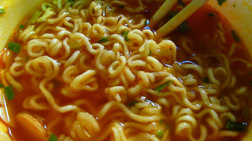 Rosół japoński z aromatem wołowym z makaronem, w proszku