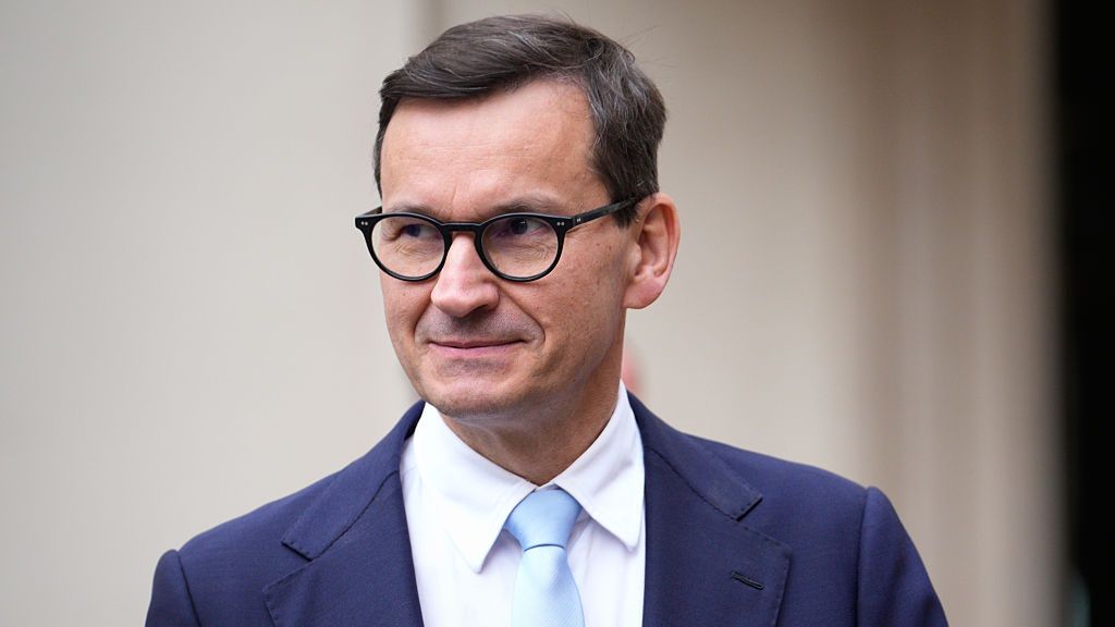 Były premier Mateusz Morawiecki ogłasza obietnicę wyborczą PiS 