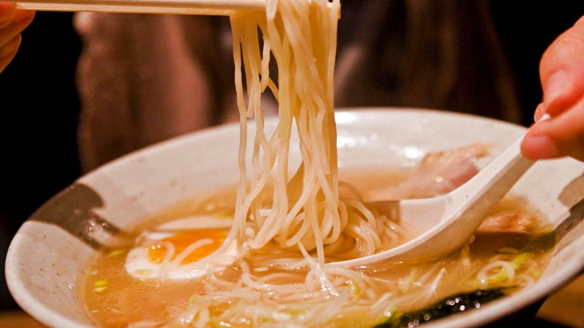 Rosół japoński z aromatem drobiowym z makaronem, w proszku