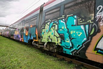 Pod Wrocławiem zamaskowani wandale pomalowali pociąg. Wszystko na oczach pasażerów