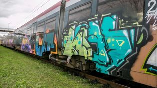 Pod Wrocławiem zamaskowani wandale pomalowali pociąg. Wszystko na oczach pasażerów