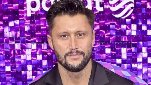 Na zdj.: Piotr Mróz, Fot. Jacek Kurnikowski/AKPAmaj 2025, 16. "Dancing with the Stars. Taniec z Gwiazdami"- odc. 9, Taniec z Gwiazdami, sylwetka, plan programu, Piotr Mróz, tzg, koszula satynowa, spodnie granatowe, Polsat, nagranie programu, 16. Dancing with the Stars. Taniec z Gwiazdami, koszula czarna