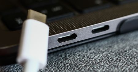 Ładowanie przez USB-C także w każdym laptopie. Smartfony to początek