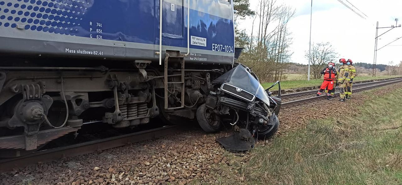 Tragiczny wypadek. Samochód roztrzaskany na torach