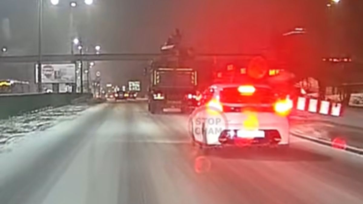 Zahaczył chwytakiem o wiadukt.