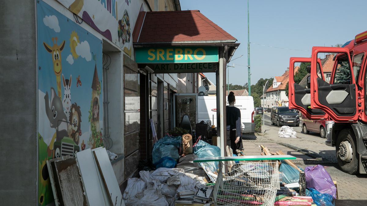 Kamieniec Ząbkowicki, 17.09.2024. Dynamiczna sytuacja powodziowa. Zniszczenia po powodzi w Kamieńcu Ząbkowickim, 17 bm. Niż genueński, który dotarł nad Polskę w czwartek 12 września, odpowiadał za załamanie pogody i ulewne deszcze w południowej części kraju. (sko) PAP/Krzysztof Cesarz