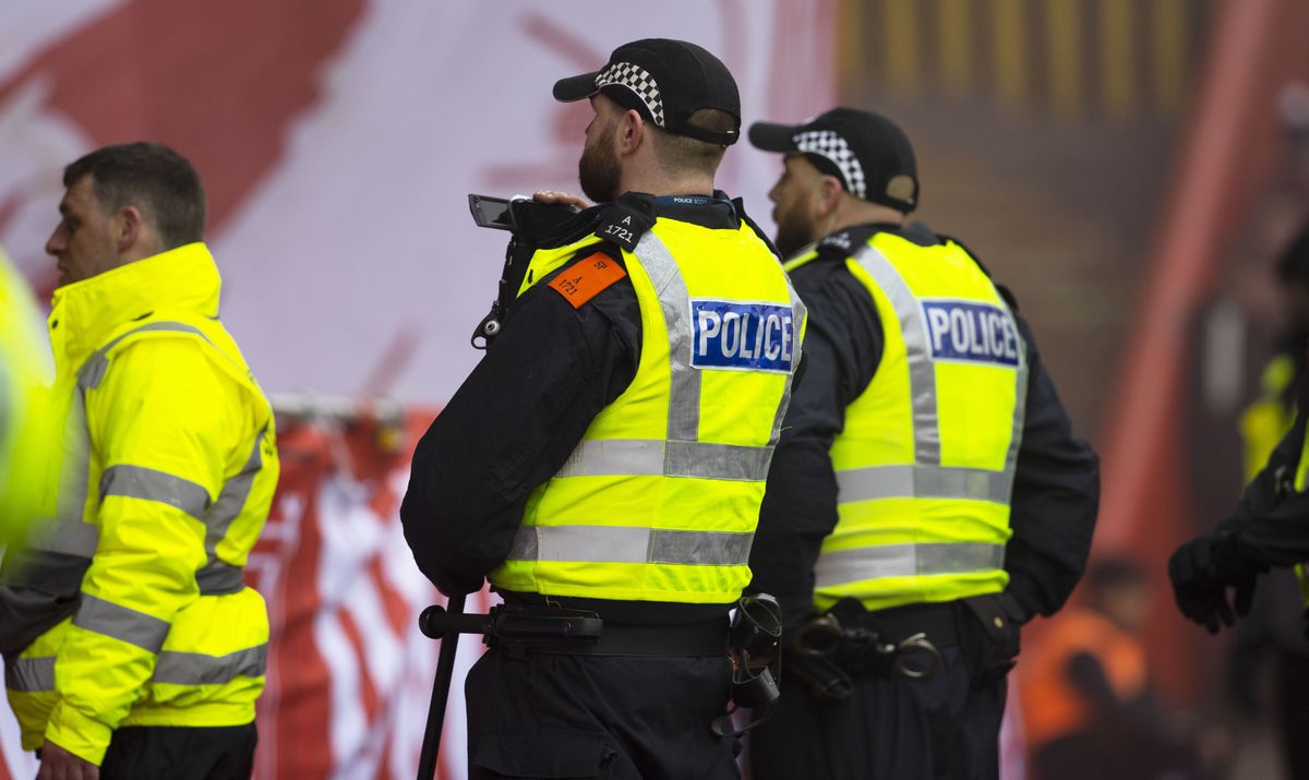 Szkocka policja nakazała funkcjonariuszom zgolić brody do końca miesiąca