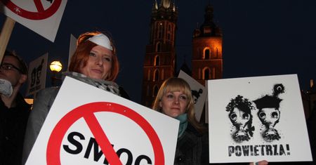 Manifestacja przeciwko paleniu węglem w piecach w Krakowie