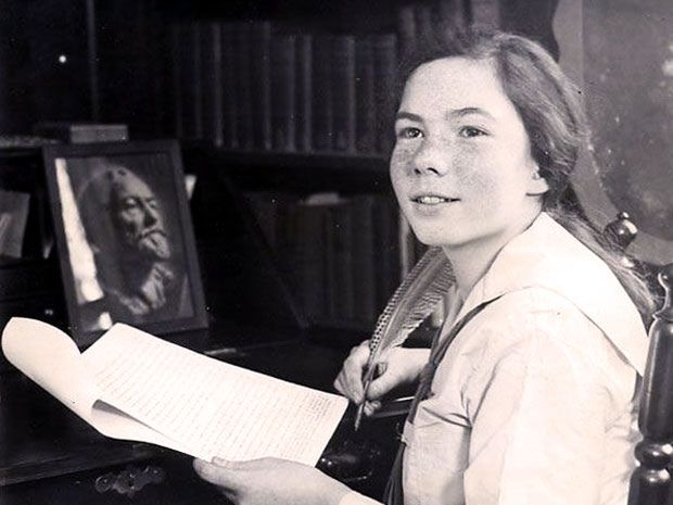 W wieku 12 lat wydała pierwszą powieść i obwołano ją geniuszem. Potem zaginęła w niewyjaśnionych okolicznościach