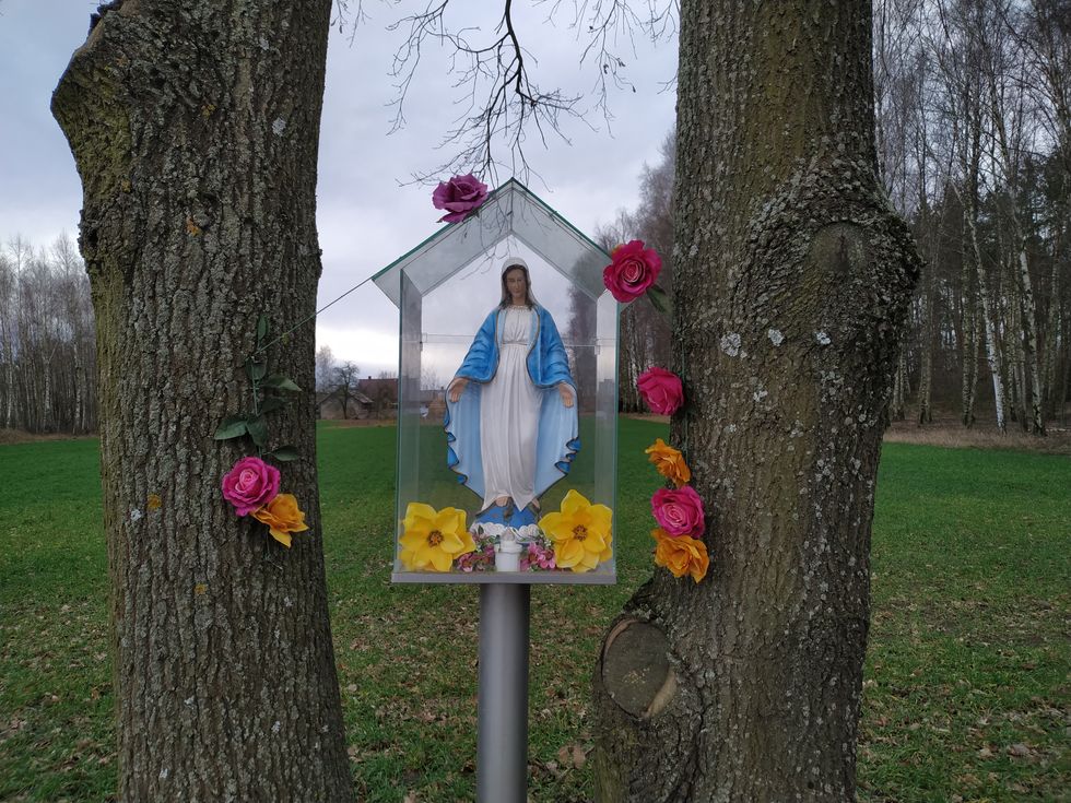 Nieporównanie częściej można natknąć się na różne oblicza Matki Boskiej, zerkającej z przydrożnych kapliczek. 