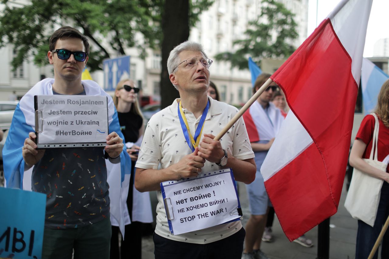 Warszawa, 12.06.2022. Przemarsz diaspory rosyjskiej z Placu Konstytucji do ambasady rosyjskiej w Warszawie. 