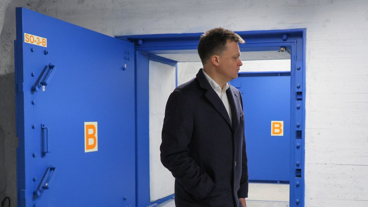 Marszałek Sejmu RP Szymon Hołownia podczas zwiedzania schronu dl