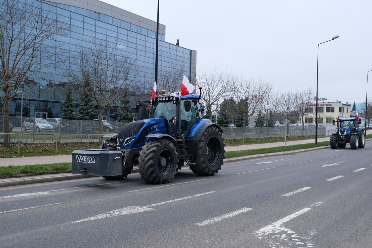 Traktory i kombajn zablokowały skrzyżowanie w centrum Lublina