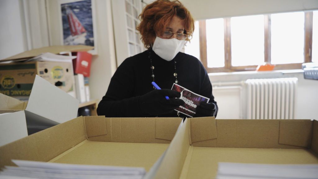 Czy listonosze mogą przenosić koronawirusa na kopertach?