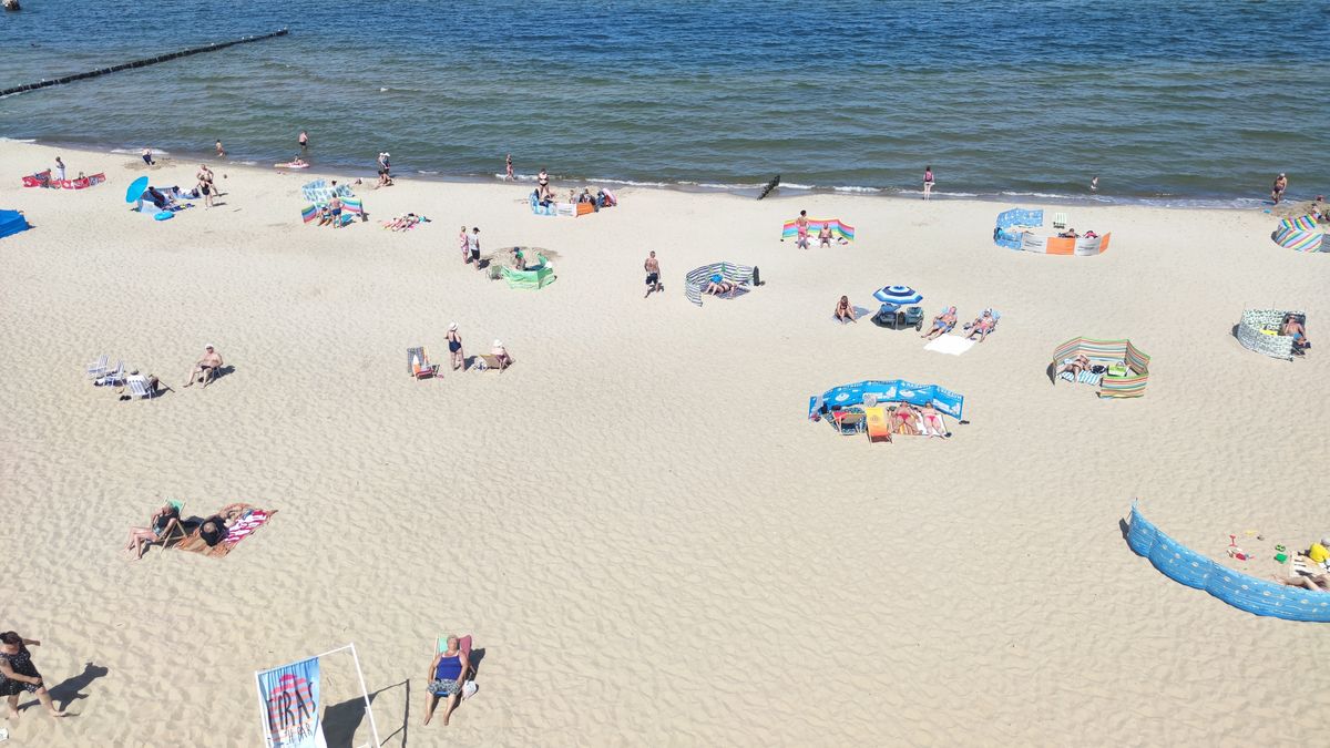 Na plaży w Rewalu tłumów nie ma. Jak mówią lokalni przedsiębiorcy - to nie jest spowodowane strachem, lecz tym, że sezon jeszcze nie rozpoczął się na dobre