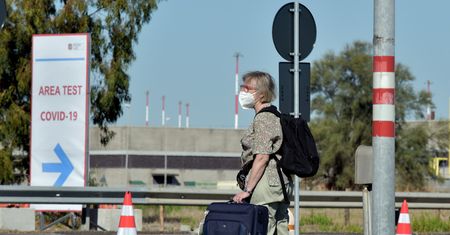 Koronawirus w Polsce. Test po przylocie zwalnia z kwarantanny