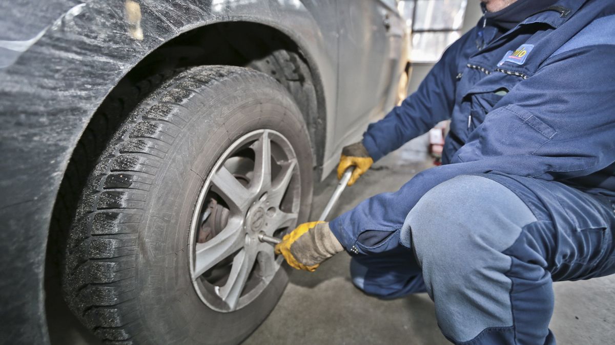 Wymiana opon nie jest w Polsce obowiązkowa, ale i tak robi to większość kierowców.