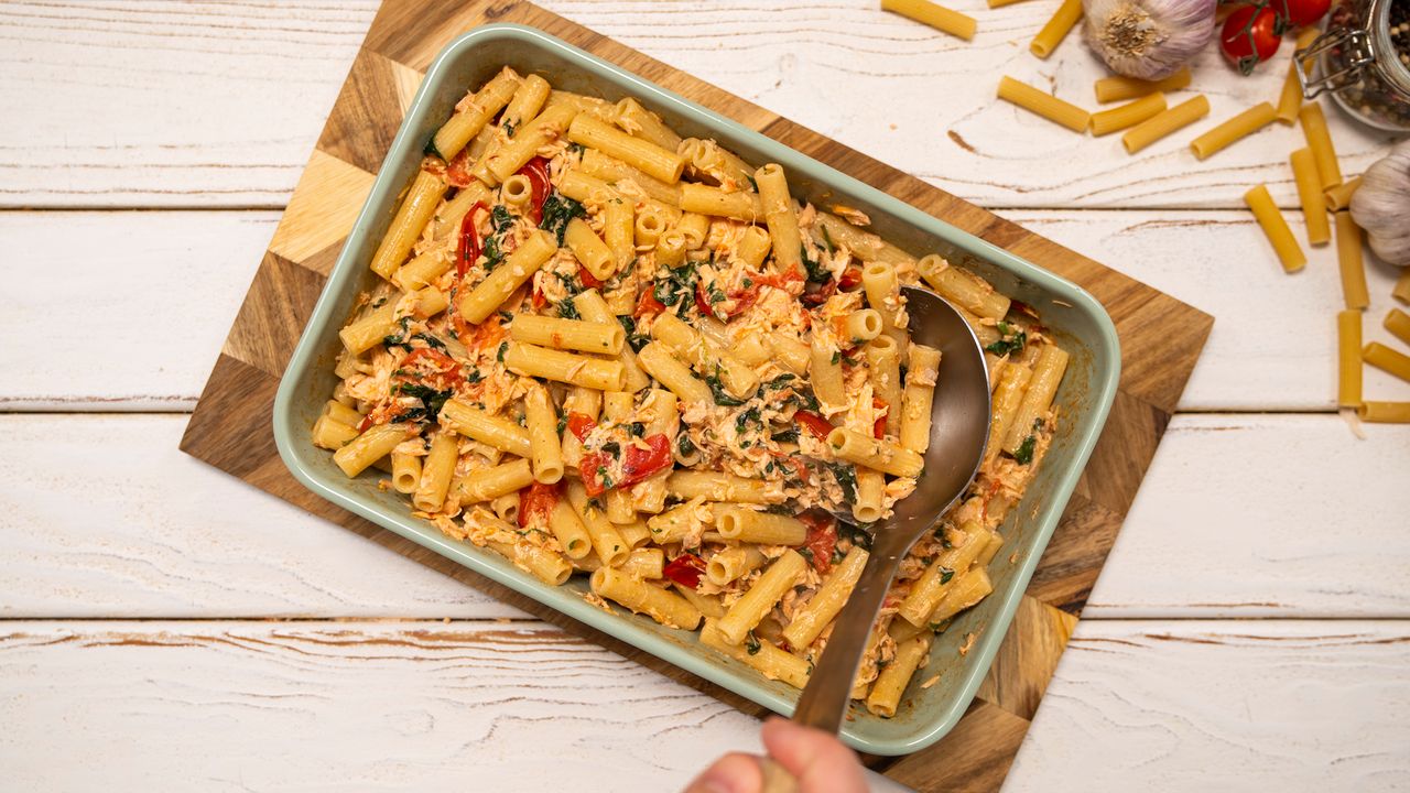 Ekspresowy pomysł na obiad z makaronem i łososiem w roli głównej. Praktycznie robi się sam